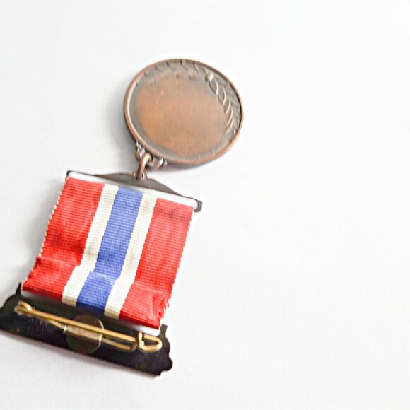Ice Skating Medal With Ribbon Brooch Pin - Picture 2 of 2